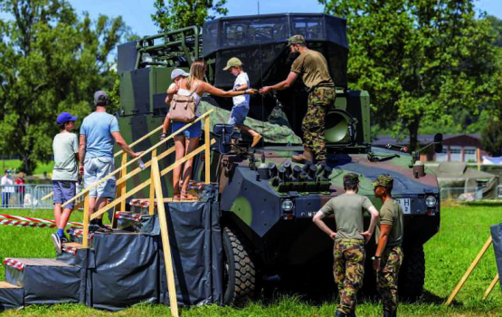 Gelebte Miliz vom Feinsten: Soldaten zeigen den Besuchern ihr Fahrzeug.