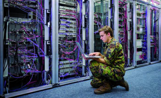 Im Cyber Lehrgang bildet die Schweizer Armee Cyber Spezialistinnen und Spezialisten aus.