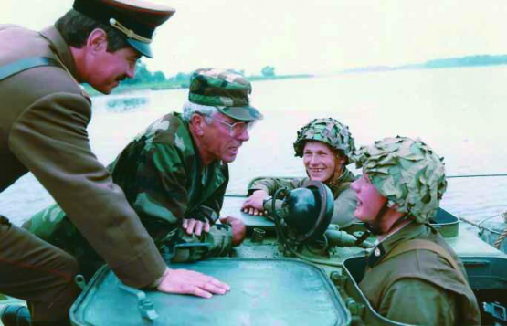 Oberst Don Stovall, ein ausgewiesener Kenner der US-Streitkräfte, der in den MM der USA Dienst leistete. Hier bei einer Beobachtermission an der Elbe unweit von Magdeburg, im Gespräch mit sowjetischen Pioniersoldaten.