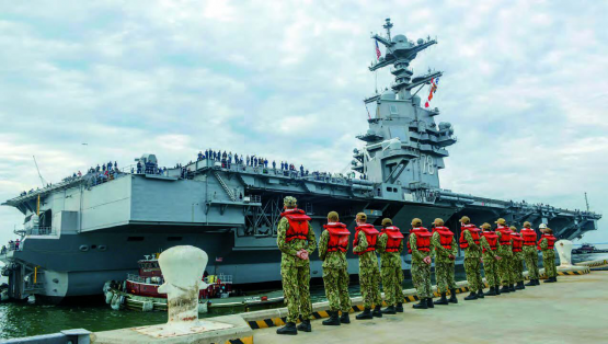 Die USS «Gerald Ford» (CVN-78) macht nach einer Testfahrt im Marinestützpunkt von Norfolk fest.