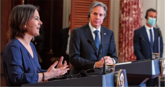 «Wir sind heute in einer anderen Welt aufgewacht»; «wir sind fassungslos»; «dieser Krieg wird für uns alle Folgen haben»; man werde «das volle Paket mit massivsten Sanktionen gegen Russland auf den Weg bringen». – Deutsche Aussenministerin Baerbock.