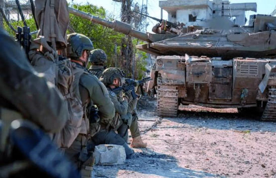 Gaza, ganz im Süden: Panzergrenadiere hinter einem Kampfpanzer Merkawa.