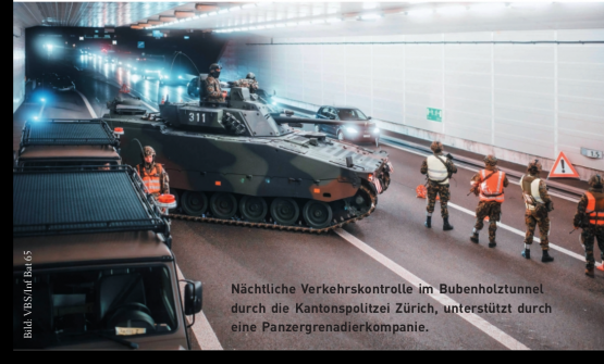 Nächtliche Verkehrskontrolle im Bubenholztunnel durch die Kantonspolitzei Zürich, unterstützt durch eine Panzergrenadierkompanie.