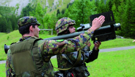 Unter den wachsamen Augen von Leutnant Zachary Green übt Rekrutin Vanessa Christen die Handhabung der schultergestützten Flugabwehrrakete «Stinger».. Bilder: SCHWEIZER SOLDAT/Kpl Stephan Mark Stirnimann