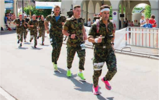 Auch wenn die Läuferinnen und Läufer im Tarngrün in einem Wettkampf zueinander stehen, so ist ein Zusammenhalt spürbar.