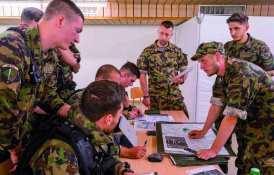 Die aufgeregten Kompaniekommandanten beim Abspracherapport um 7 Uhr morgens.