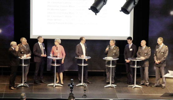 Gruppenbild mit acht Männern und Nationalrätin Eichenberger.