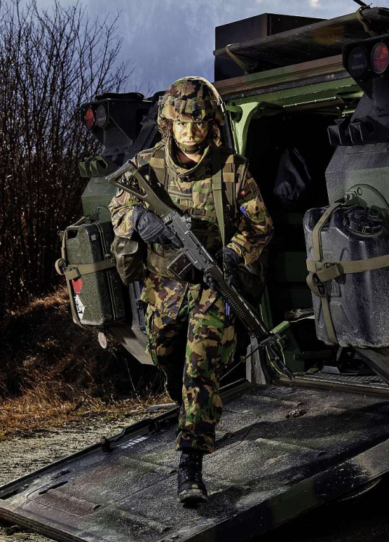 Die Autorin, Wm Joelle Pfister, als Panzer Sicherungssoldat.