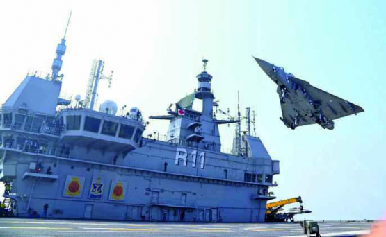 Indisches Kampfflugzeug LCA landet als erstes Flugzeug auf dem Flugzeugträger INS Vikrant.