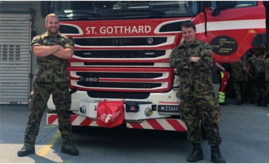 Oblt Salomon Zehnder und Wm Martin Boner vor einem Fahrzeug der Schadenwehr Gotthard.