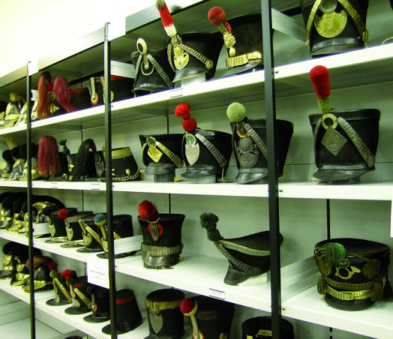 Blick in die von der Stiftung HAM betreuten Sammlungen des historischen Materials der Schweizer Armee.