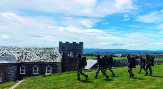 Am Tage meines Besuches auf Fort George übten diese Kadetten der britischen Armee das Marschieren im Gelände.