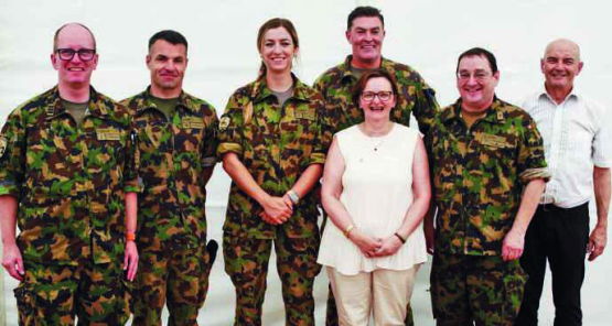 Von links nach rechts: Vorstandsmitglied Oberst Urs Keller, Co-Chefredaktor Oberstlt Raphael Frey, Co-Chefredaktorin Wm Cécile Kienzi, Vorstandsmitglied Oberst i Gst Mathias Müller, Vorstandsmitglied Beatrix Baur, Präsident Oberst Markus Schmid und Vorstandsmitglied Peter Gunz.