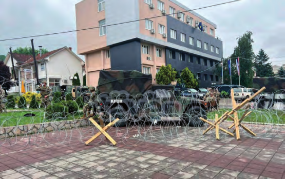 KFOR-Einheiten haben Ende Mai die Gemeindeverwaltung in Zvecan gehärtet und ihre Präsenz erhöht, um Eskalationen bei der Einführung neuer Bürgermeister zu verhindern.