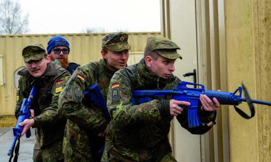 Bundeswehrsoldaten bei einer Orts- und Häuserkampfübung mit der US Army.