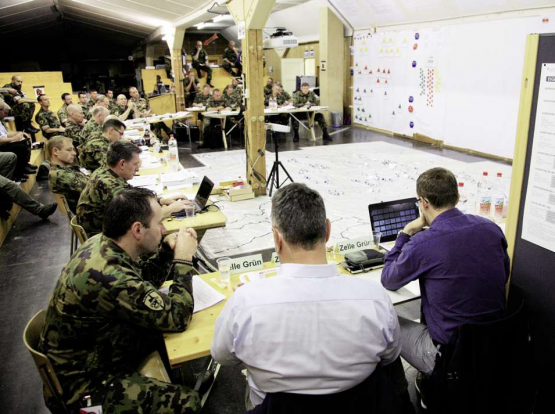 Im Kriegsspiel LU 17 versuchen ROT (Gegenseite), GRÜN (Zivile Behörden) und BLAU (Armee) im Rollenspiel, die Planung BLAU zu überprüfen.