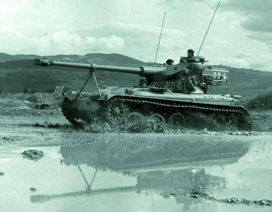 Leichter Panzer 51 in voller Fahrt, Panzer-Rekrutenschule, Waffenplatz Thun.