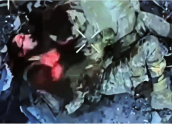 Der brutale Messerkampf zwischen einem russischen und ukrainischen Soldaten wurde auch von einer Überwachungsdrohne aufgezeichnet.