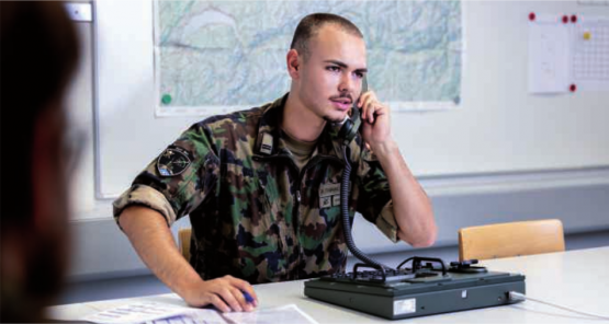 Das Voice System der Armee, das VSdA, sichert die Führungsfähigkeit der Armee. Denn ein reibungsloser und abhörsicherer Austausch vertraulicher Informationen über alle Lagen hinweg ist das A und O eines militärischen Einsatzes.