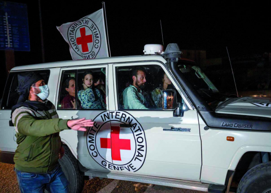 Ein Fahrzeug des IKRK transportiert israelische Geiseln.