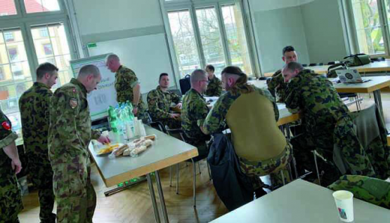 Natürlich durften auch der kameradschaftliche Austausch und die Stärkung nicht fehlen. Bilder: L. Manzoni