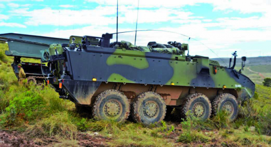 Zu viele Partikularinteressen, fehlende Führung. Die Diskussionen rund um die Weitergabe von bereits gekauften Waffensystemen und Munition mit Schweizer Beteiligung laufen ins Leere. Hier im Bild: Ein Piranha Radschützenpanzer der Dänischen Streitkräfte.