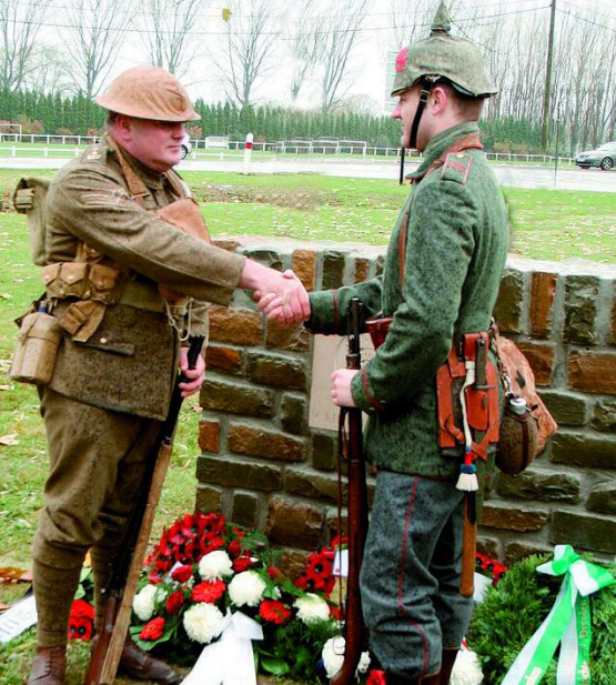 Die unerlaubte Verbrüderung von 1914 wird an Gedenkfeiern in historischen Uniformen nachgespielt.