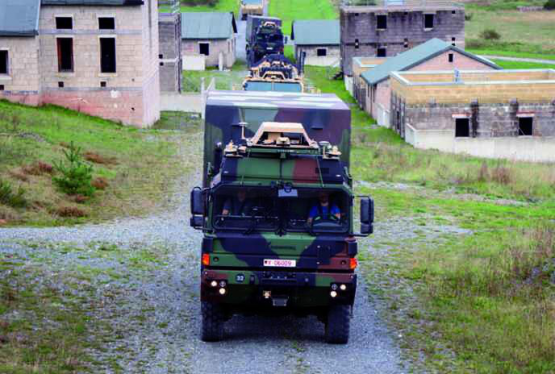 Im Konvoi unterwegs. Hier im Bild: zwei HX2-LKW, die jeweils mit einem Autonomie-Kit ausgerüstet sind und sich wechselseitig in einem Leader-Follower-Prinzip folgen.