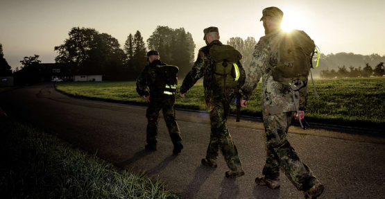 Die letzten Kilometer sind zu absolvieren. Die Marschgruppe der Unteroffiziersschule des deutschen Heeres.