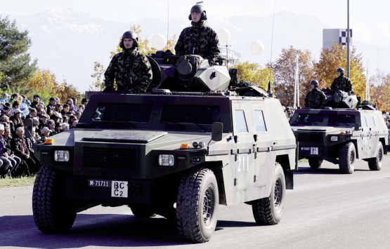 Jung lernen Schweizerinnen und Schweizer als Armeekader die Führung – und zwar unter Belastung praktisch, nicht im Theoriesaal.