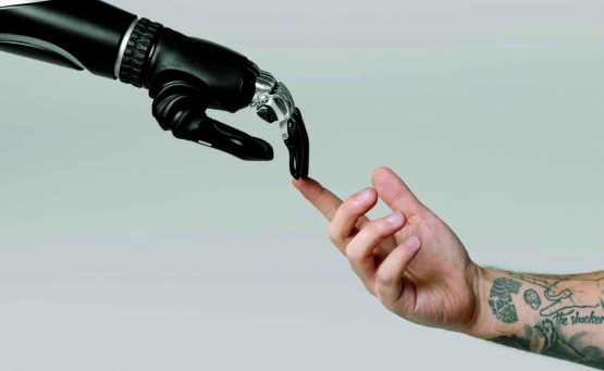 Ob Roboter dazu in der Lage sein sollten, selbstständig Entscheide über das Leben und den Tod von Menschen zu entscheiden, ist eine ethisch diskutierte Konfliktfrage.