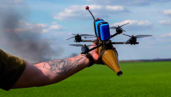 Seit Februar 2022 nutzen die ukrainischen Streitkräfte verstärkt zivile Drohnen, die mit Sprengladungen ausgestattet werden.