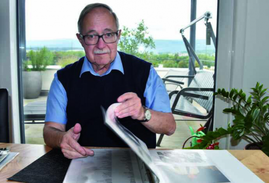 Der ehemalige Bundesrat Samuel Schmid blättert im Fotoalbum.