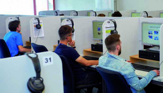 Die psychologische Abklärung, welche den kognitiven Leistungstest und den Fragebogen zur psychischen Gesundheit beinhaltet, findet am Computer statt.