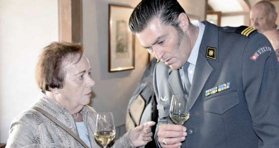 Die Genossenschafterin Johanna Bloch im Gespräch mit Oberst i Gst Müller.