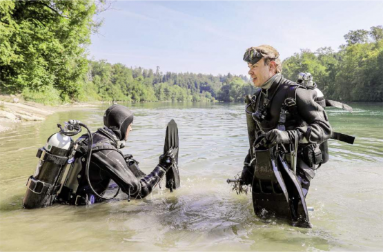Armeetaucher bergen verloren gegangenes Genie-Material aus der Aare.