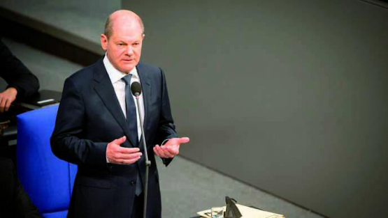 Bundeskanzler Olaf Scholz (SPD) steht unter Druck. Verschiedene Parteien fordern deutlichere Signale aus dem Kanzleramt.