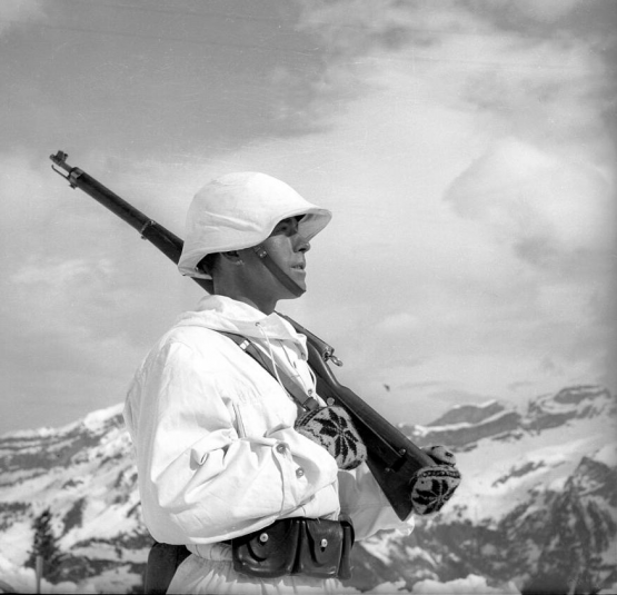 Eigenheit des eidgenössischen Wehrwillens: Karabiner 31 als persönliche Waffe.