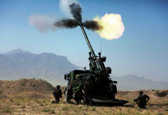 Die CAESAR-Haubitze im Einsatz in Afghanistan. In der Version 8×8 sollen alle Geschütze Dänemarks nun in die Ukraine gespendet werden.