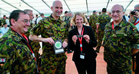 Von links: Oberst Markus Schmid, Vorstandspräsident SCHWEIZER SOLDAT, KKdt Thomas Süssli, Chef der Armee, Jojo Mulder, Präsidentin EMPA und Fachof Andreas Hess, Stellvertretender Chefredaktor SCHWEIZER SOLDAT.