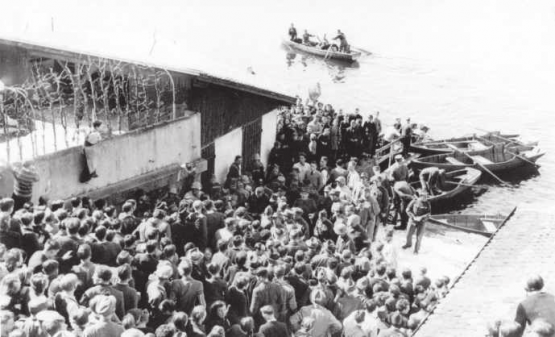 16. März 1944: Eine grosse Menschenmenge empfängt den Piloten 1st Lt. Robert W. Meyer unterhalb des Restaurants Taube und des Wöschhüslis der Unteraltstadt.