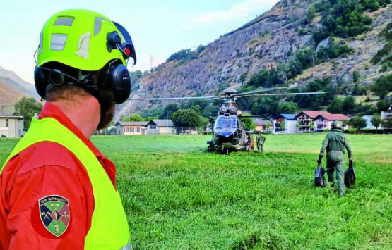 Ein Super Puma der Luftwaffe wurde im Wallis zur Brandbekämpfung eingesetzt.