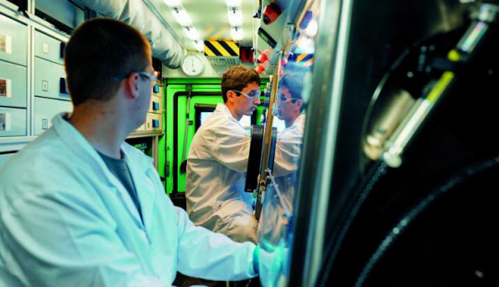 Im mobilen Labor werden entnommene Proben auf chemische, biologische und radiologische Stoffe analysiert.