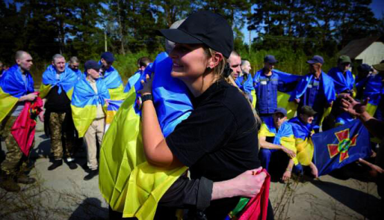 Aus russischer Gefangenschaft heimgekehrte ukrainische Soldaten.