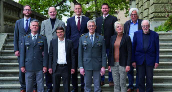 Die Referenten der MILAK-Tagung. Obere Reihe v.l.n.r: Vicent Joassin, Königliche Militärakademie Brüssel, Dr. Dipl.-Päd. Peter Mertens, Dr. Michael M. Olsansky, MILAK, Roland Schaffer, Österreichische Militärbibliothek an der LVAk Wien, Andreas Gross, ehem. Nationalrat SP Zürich und Mitbegründer GSoA. Untere Reihe v.l.n.r: Brigadier Hugo Roux, Kdt MILAK, Elmar Plozza, Stv. Leiter Inlandredaktion Radio SRF, Divisionär Claude Meier, Genfer Zentren für Friedens- und Sicherheitspolitik sowie Berufsmilitärpilot, Claudia Læssøe Pedersen, Royal Danish Defense College, Prof. Dr. Rudolf Jaun, Universität Zürich.