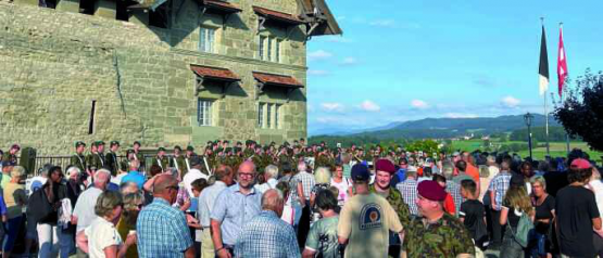 Die Bevölkerung geniesst das Konzert auf der Place de l’Hôtel de Ville.