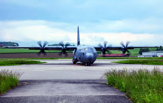 Ein Flugzeug der US Air Force transportierte die Lenkwaffen nach Payerne.