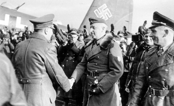 Festung Europa stärken: Hitler auf Truppenbesuch an der Ostfront bei Generalfeldmarschall von Manstein.