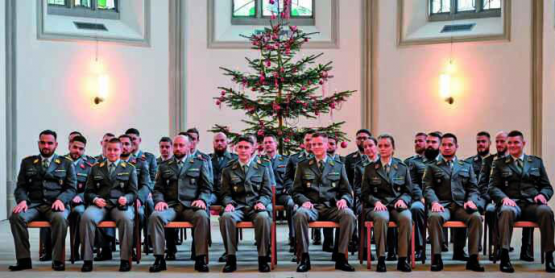 Die neuen Berufsunteroffiziere der Schweizer Armee.