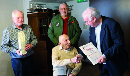 Oblt Dante Cassina wird zum Ehrenmitglied ernannt. Herzlichen Glückwunsch!